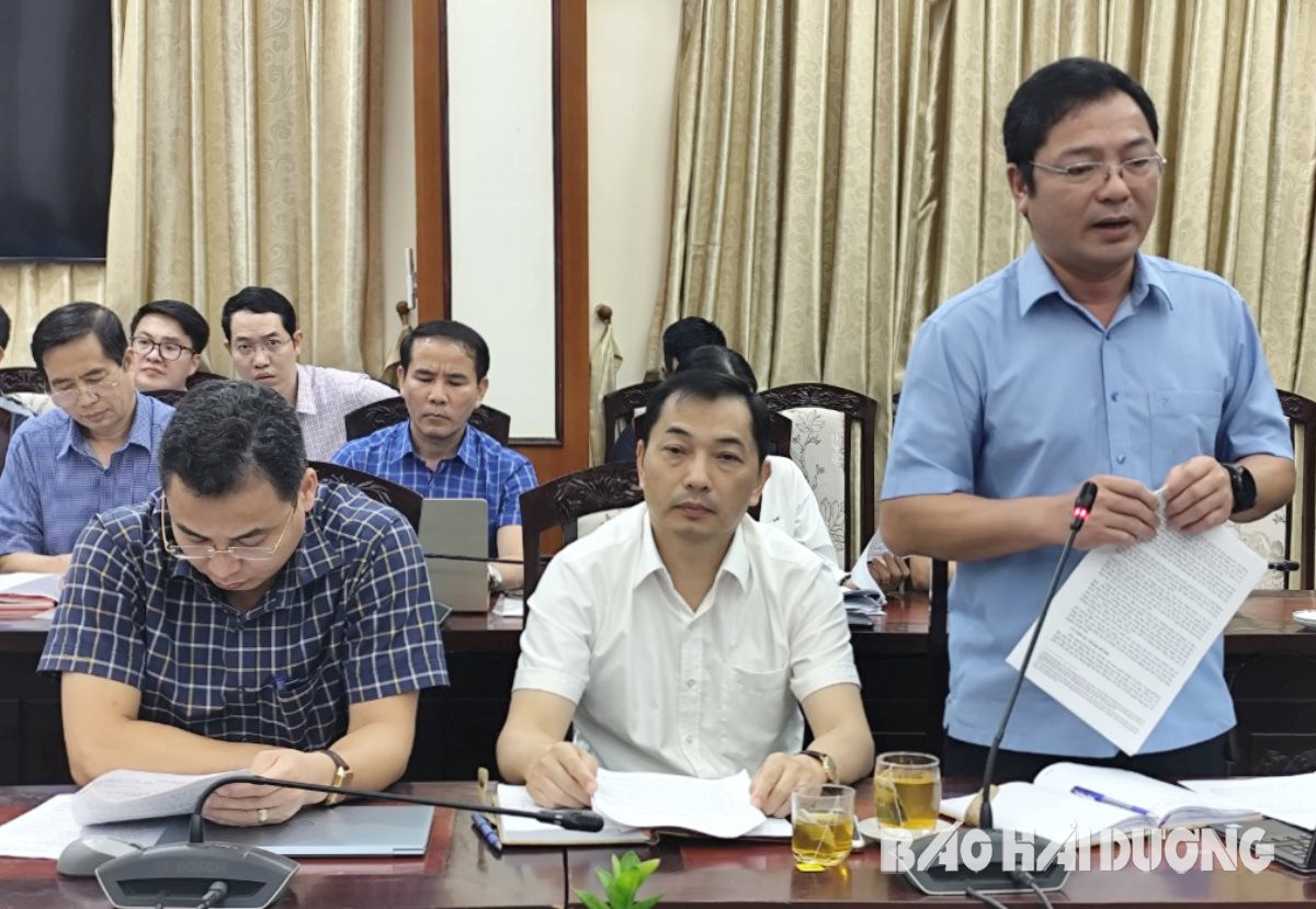 Đồng chí Nguyễn Thành Trung, Giám đốc Sở Văn hóa, Thể thao và Du lịch báo cáo tại buổi làm việc