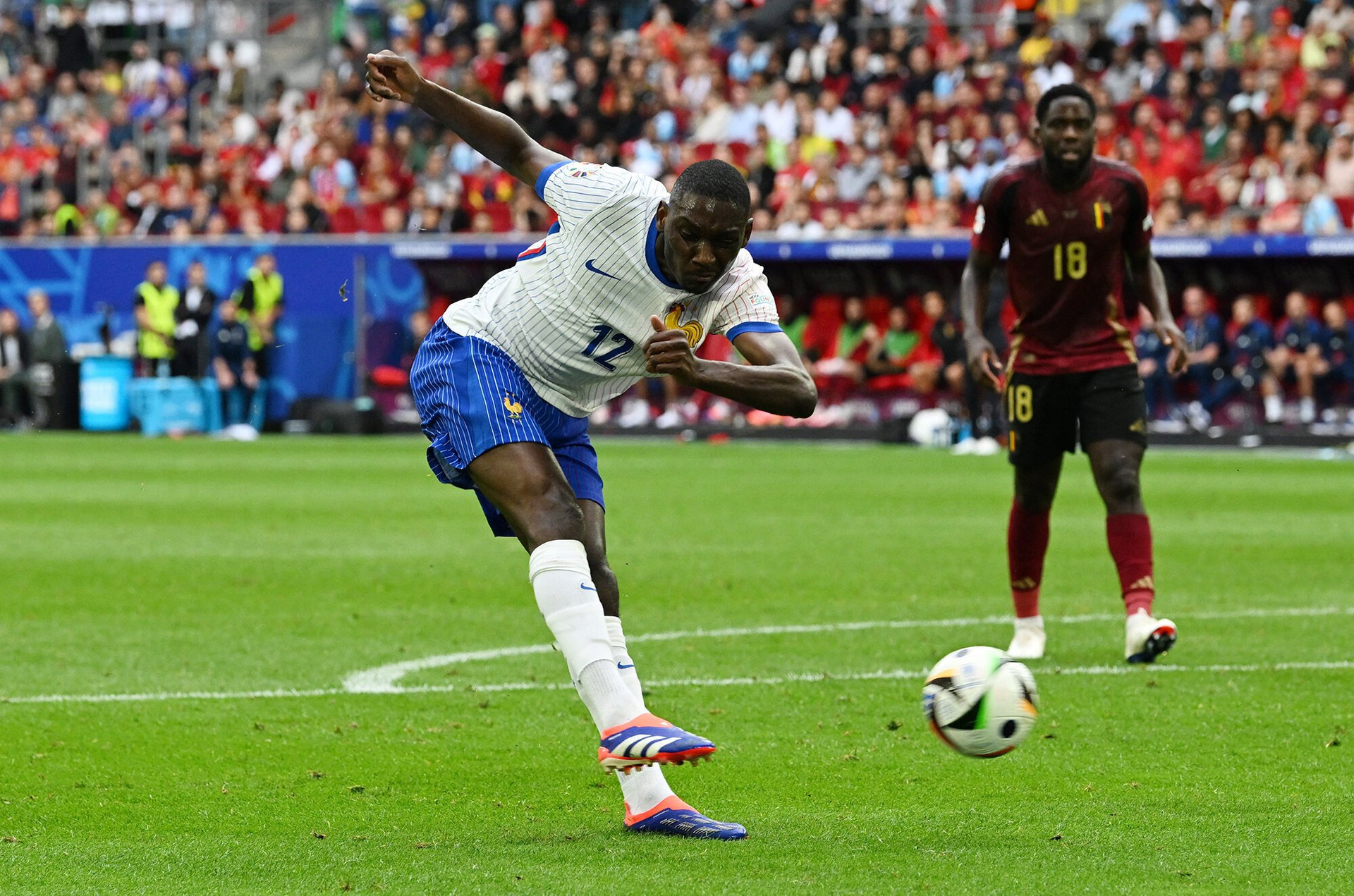 Cú sút của Muani giúp đội tuyển Pháp vào tứ kết. (Ảnh: Reuters)