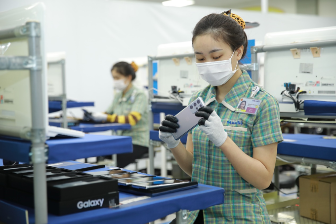Nhân viên sản xuất smartphone của Samsung tại nhà máy ở Thái Nguyên. Ảnh: SEVT