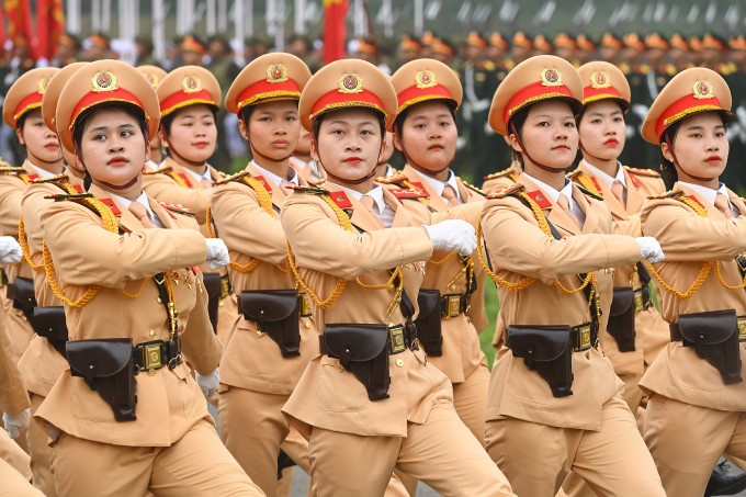 Nữ cảnh sát giao thông tham gia diễu binh chuẩn bị cho kỷ niệm 70 năm chiến thắng Điện Biên Phủ. Ảnh: Giang Huy