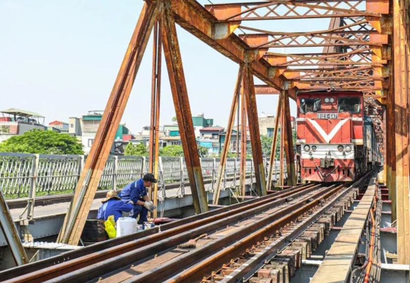 Công nhân duy tu cầu Long Biên 