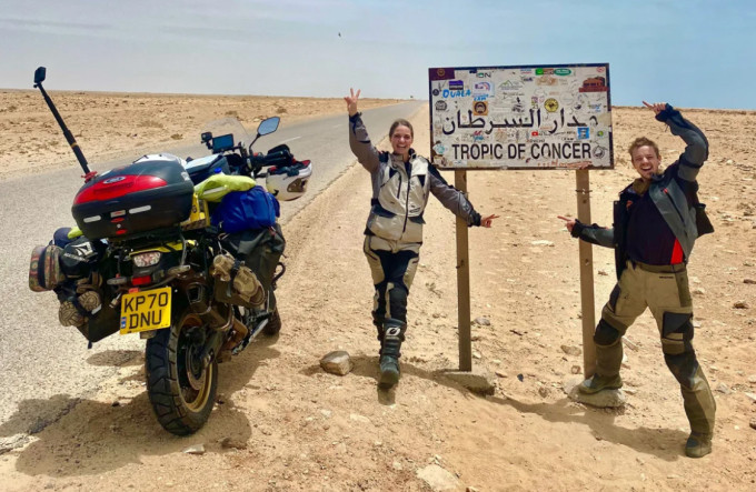 Hai vợ chồng chụp ảnh cùng chiếc xe máy trên đường đi khắp thế giới để lập kỷ lục. Hiện tại, họ đã trả lại chiếc xe cho nhà tài trợ. Ảnh: CNN