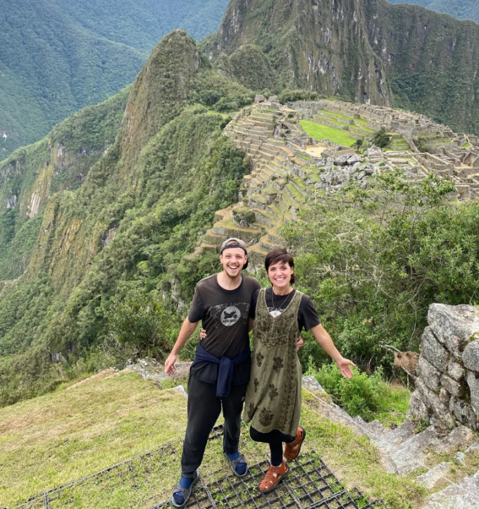 Cặp đôi chụp ảnh lưu niệm khi đến Nam Mỹ. Ảnh: CNN