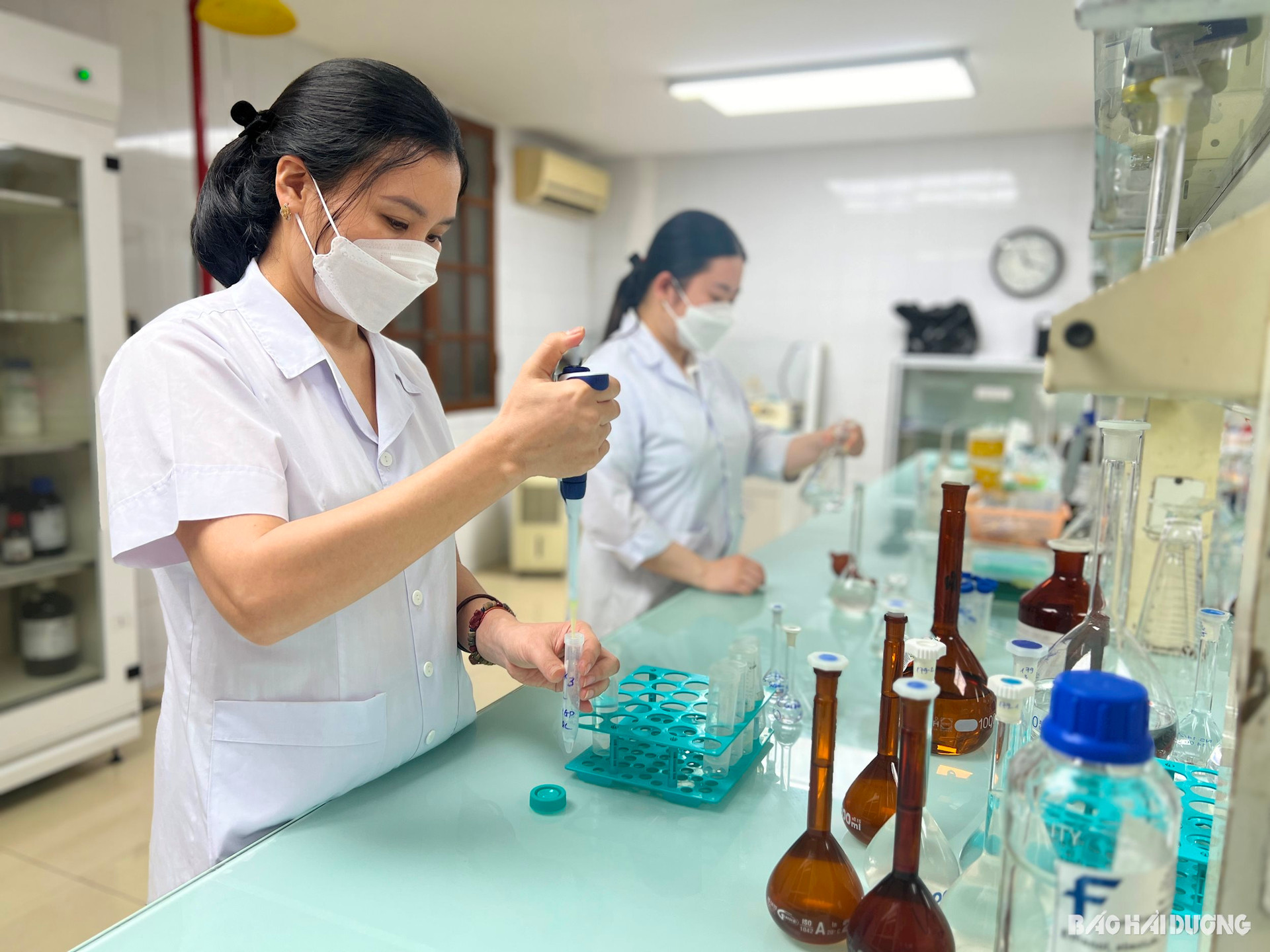 Nhân viên Trung tâm Kiểm nghiệm thuốc - mỹ phẩm - thực phẩm tỉnh Hải Dương làm các xét nghiệm kiểm tra chất lượng một số mẫu dược phẩm, mỹ phẩm