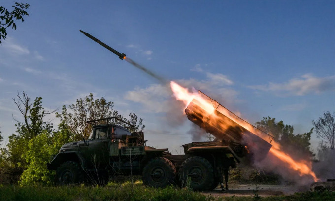 Pháo phản lực BM-21 Nga tập kích vị trí Ukraine ngày 4/6. Ảnh: BQP Nga