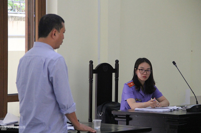 Ông Lê Quang Vinh (trái), chồng bà Hồ Thị Thùy Dương, trình bày trước tòa. Ảnh: Bùi Toàn