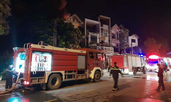 10 xe chữa cháy, xe bồn được huy động đến dập lửa. Ảnh: TP Phúc Yên