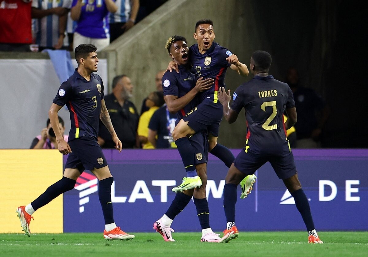 Ecuador ăn mừng bàn thắng gỡ hòa phút bù giờ. (Ảnh: Reuters).