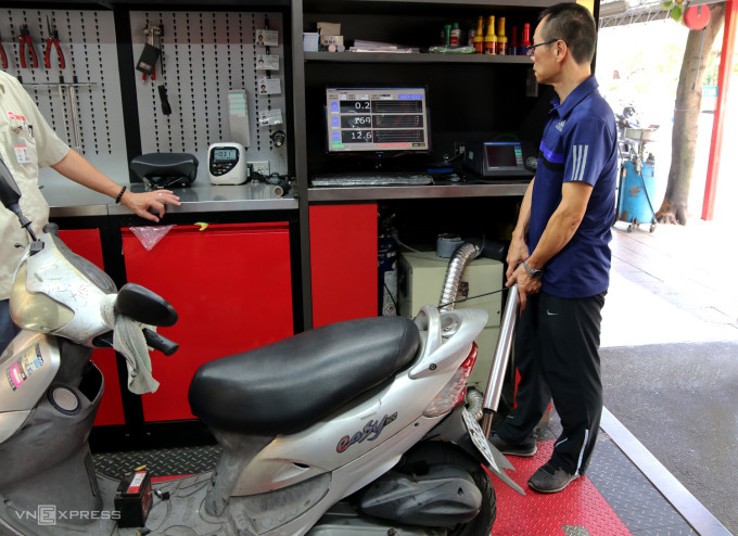 Đo khí thải xe máy tại một đại lý ở Đài Loan năm 2017. Ảnh: Đức Huy