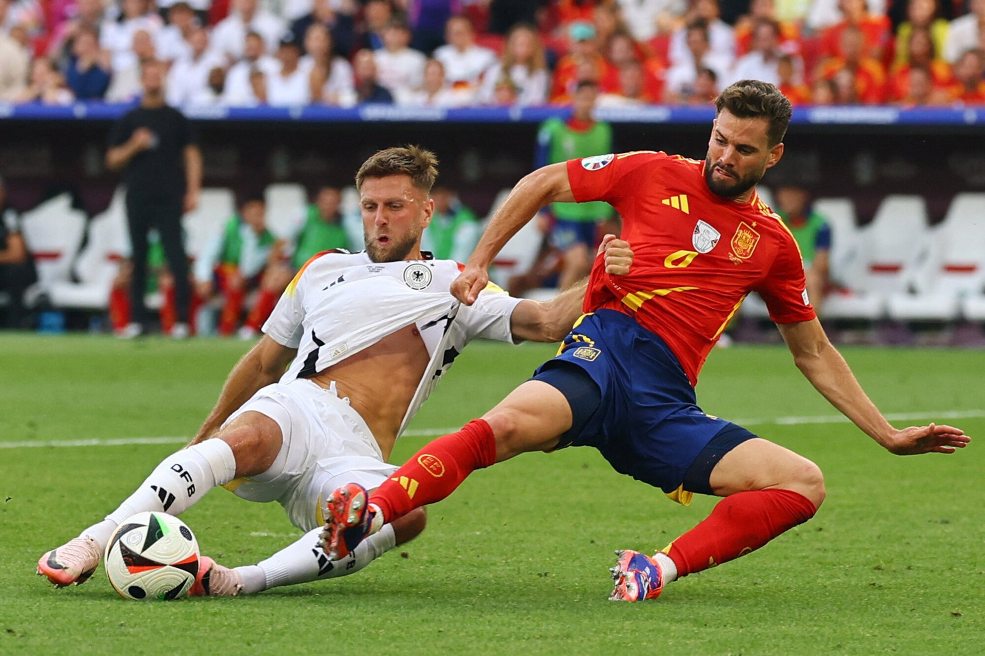 Trận đấu giữa Tây Ban Nha và Đức có nhiều pha tranh chấp quyết liệt. (Ảnh: Reuters)