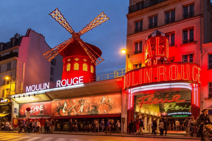 Moulin Rouge, điểm ăn chơi về đêm nổi tiếng ở Paris. Ảnh: Road Affair