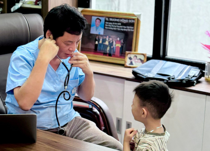TS.BS Trương Hồng Sơn, Viện trưởng Y học ứng dụng Việt Nam khám cho trẻ. Ảnh: Minh An