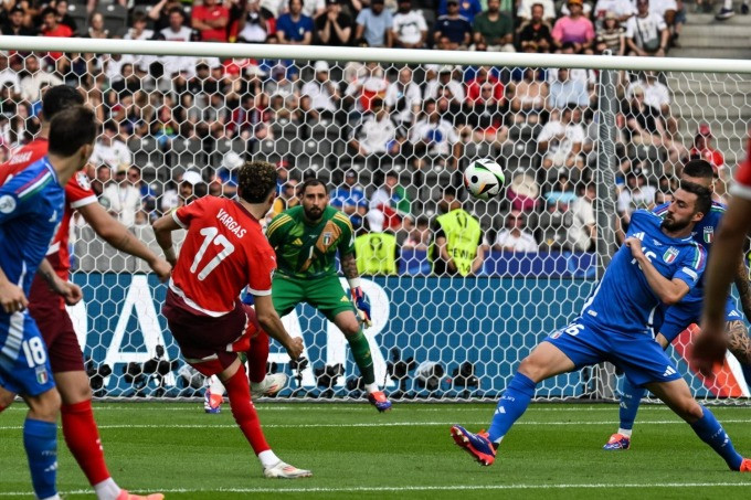 Vargas cứa lòng ghi bàn trong trận Thụy Sĩ hạ Italy 2-0 ở vòng 1/8 Euro 2024. Ảnh: AP