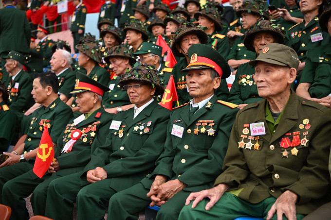 Các cựu chiến binh tham dự lễ diễu binh kỷ niệm 70 năm chiến thắng Điện Biên Phủ. Ảnh: Ngọc Thành