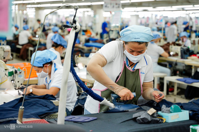 Công nhân dệt may ở Đà Nẵng trong ca làm việc, tháng 6/2024. Từ ngày 1/7, lao động khu vực doanh nghiệp được điều chỉnh lương tối thiểu vùng thêm 6%. Ảnh: Nguyễn Đông