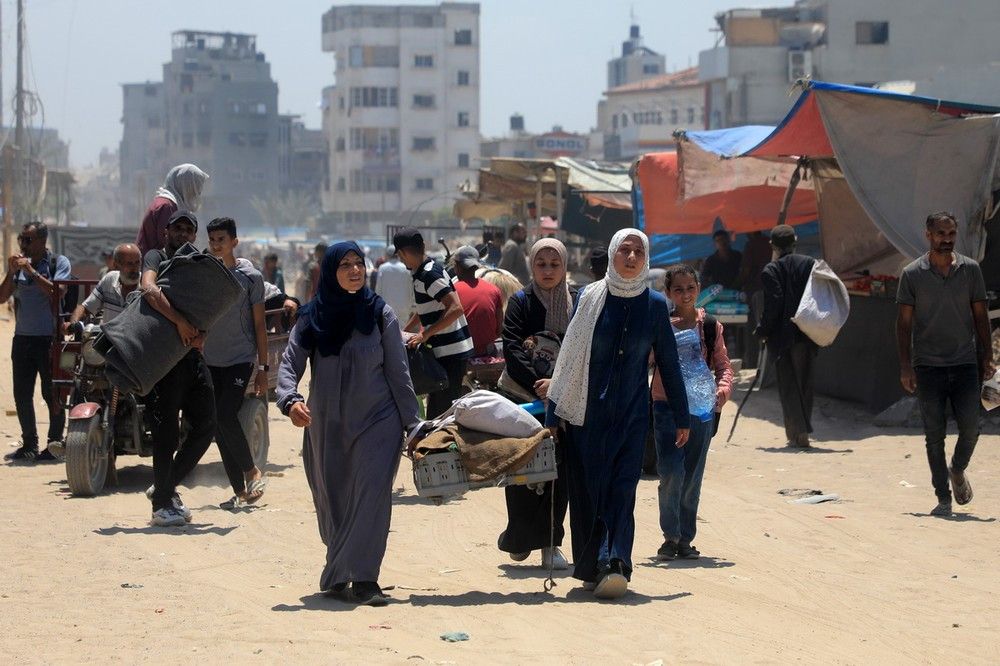 Người dân sơ tán khỏi khu vực phía Đông thành phố Khan Younis, Dải Gaza ngày 2/7/2024. (Ảnh: THX/TTXVN)