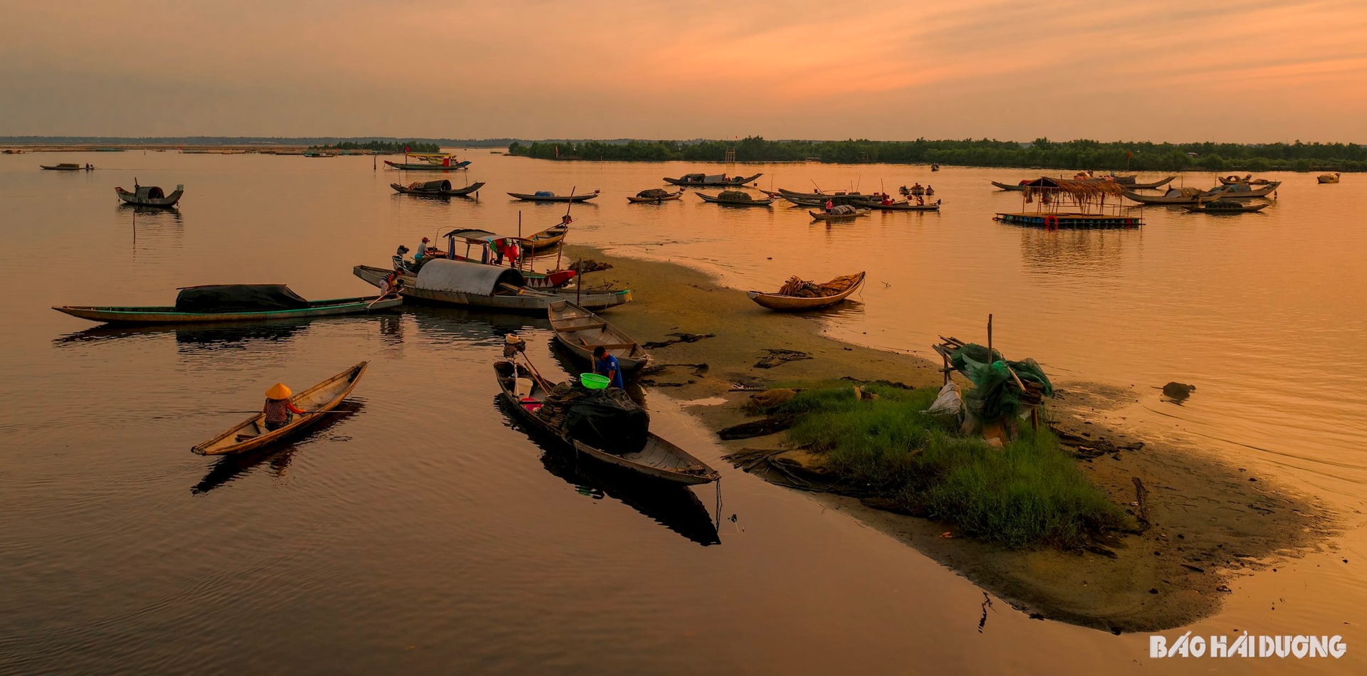 Doi cát là nơi thuyền bè neo đậu