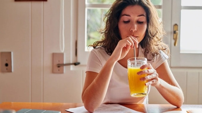 Nước mía, nước ép trái cây, trà sữa,... có thể trở thành nguyên nhân gây tăng cân, tích mỡ nếu bạn không kiểm soát liều lượng, tần suất uống hợp lý.