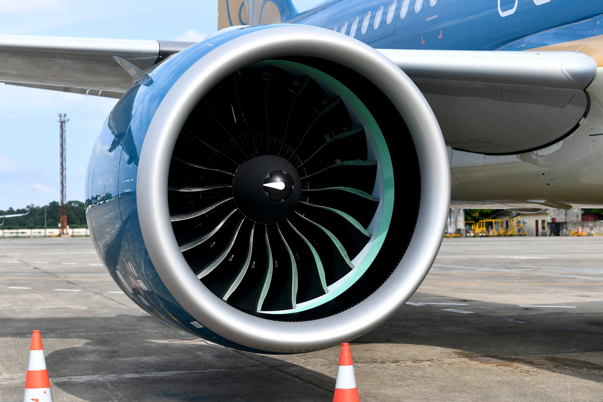 Airbus A320neo là dòng máy bay thân hẹp hiện đại, được trang bị động cơ thế hệ mới, tiết kiệm 16% nhiên liệu, giảm 75% tiếng ồn và 50% khí thải độc hại so với các dòng máy bay thế hệ trước.