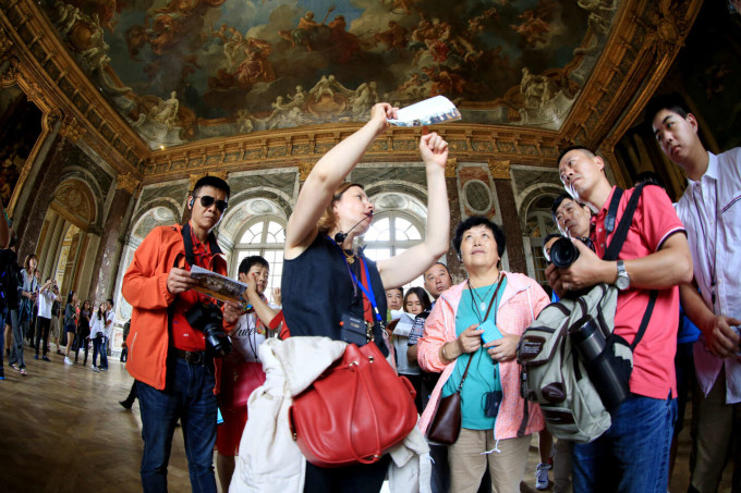 Khách Trung Quốc tại Cung điện Versailles, Pháp. Ảnh: Le Monde