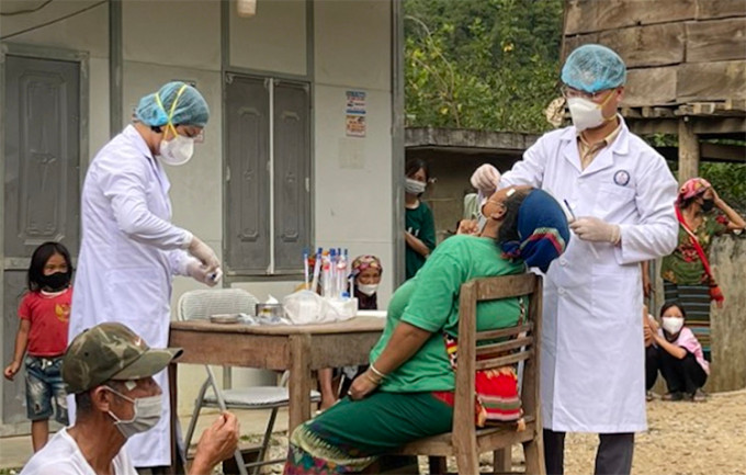 Cán bộ y tế ở huyện Kỳ Sơn lấy mẫu đối với những người liên quan đến ca bệnh. Ảnh: Hùng Lê