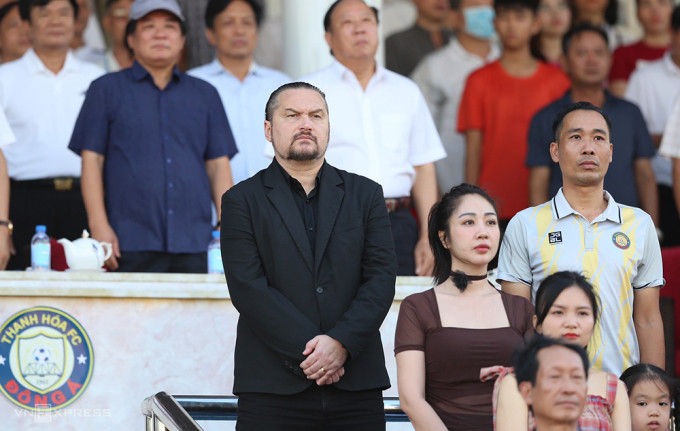 HLV Popov (áo đen) bị treo quyền chỉ đạo, ngồi trên khán đài khi Thanh Hoá đánh bại Hà Nội FC ở chung kết Cup Quốc gia ngày 7/7.