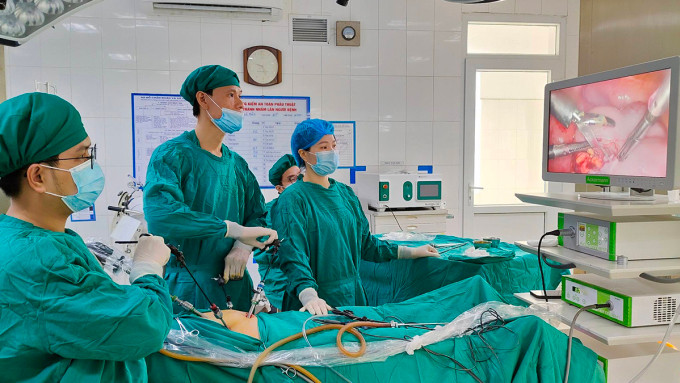 Các bác sĩ của Trung tâm Y tế TP Hà Tĩnh trong một ca phẫu thuật. Ảnh: Hùng Lê