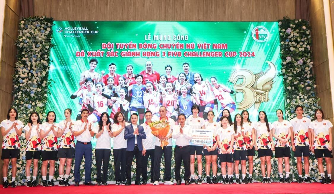 Đội tuyển nữ Quốc gia đón nhận phần thưởng từ Liên đoàn bóng chuyền Việt Nam và các nhà tài trợ.