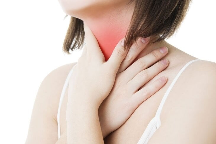 Với thể bạch hầu họng, sau thời gian ủ bệnh, người mắc có các triệu chứng như sốt nhẹ đau họng, khó chịu. (Ảnh minh hoạ)