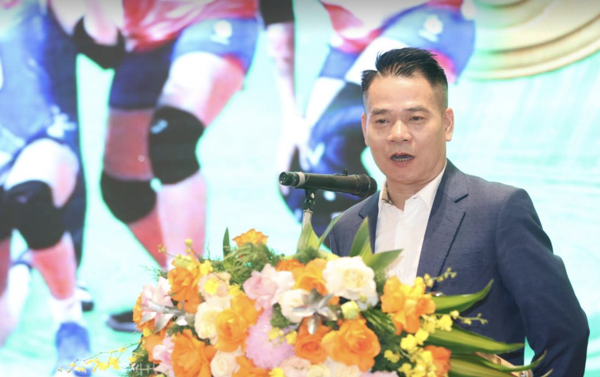 Ông Hoàng Ngọc Huấn khen ngợi thầy trò Nguyễn Tuấn Kiệt tại buổi lễ.