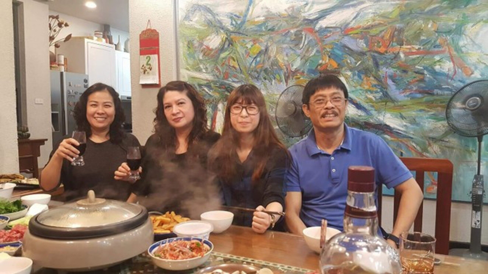 Á hậu Nguyễn Thu Mai (thứ hai từ trái sang) cùng người thân trong gia đình.