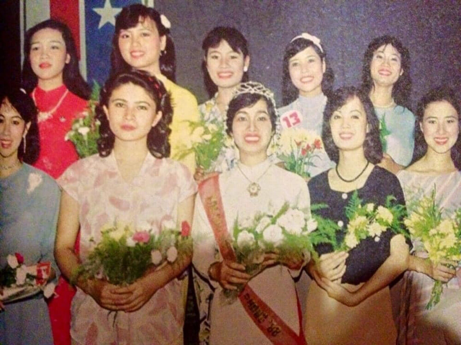 Hoa hậu Bùi Bích Phương (người đội vương miện), Á hậu Thu Mai (thứ 2 từ trái qua) cùng các thí sinh trong Top 10 Hoa hậu hội báo Tiền Phong 1988.