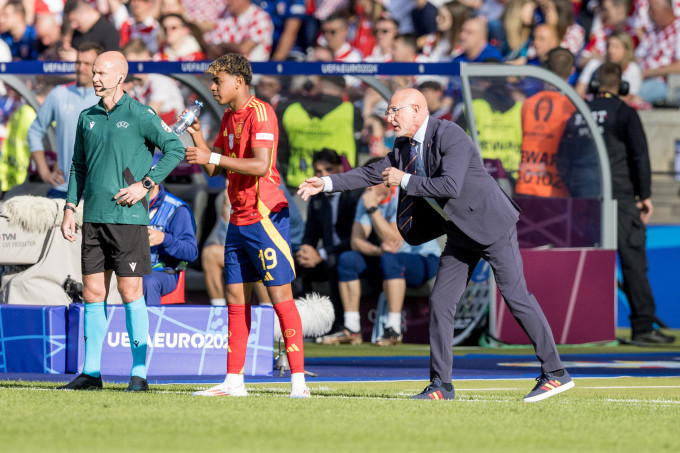 HLV De la Fuente chỉ đạo tiền đạo cánh Lamine Yamal trong trận Tây Ban Nha thắng Croatia 3-0 ở lượt đầu bảng B Euro 2024. Ảnh: AFP