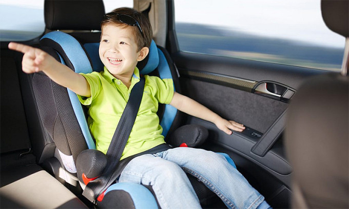 Trẻ em ngồi ghế chuyên dụng trên ôtô. Ảnh: Adobe