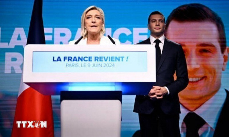 Chủ tịch đảng Tập hợp Quốc gia (RN) của Pháp Marine Le Pen (trái) phát biểu tại Paris, ngày 9/6/2024. (Ảnh: Getty Images/TTXVN)