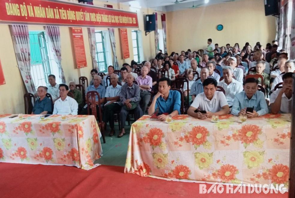 Các đại biểu dự hội nghị trực tuyến tại điểm cầu xã Tiên Động, huyện Tứ Kỳ (Hải Dương)
