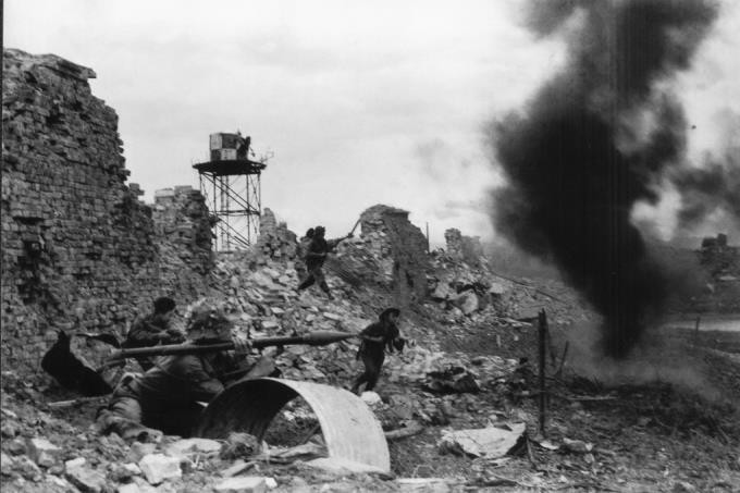 Một trận chiến bên trong thành cổ Quảng Trị, năm 1972. Ảnh: Đoàn Công Tính