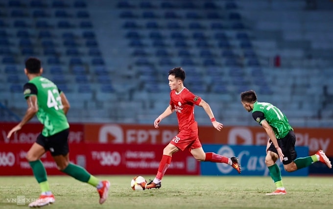 Nguyễn Hoàng Đức đi bóng trong trận Thể Công hòa CLB TP HCM 0-0 ở vòng 24 V-League 2023-2024. Ảnh: Lâm Thoả