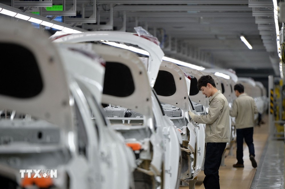 Công nhân làm việc tại nhà máy sản xuất xe của Hyundai tại Hà Bắc (Trung Quốc). (Ảnh: AFP/TTXVN)
