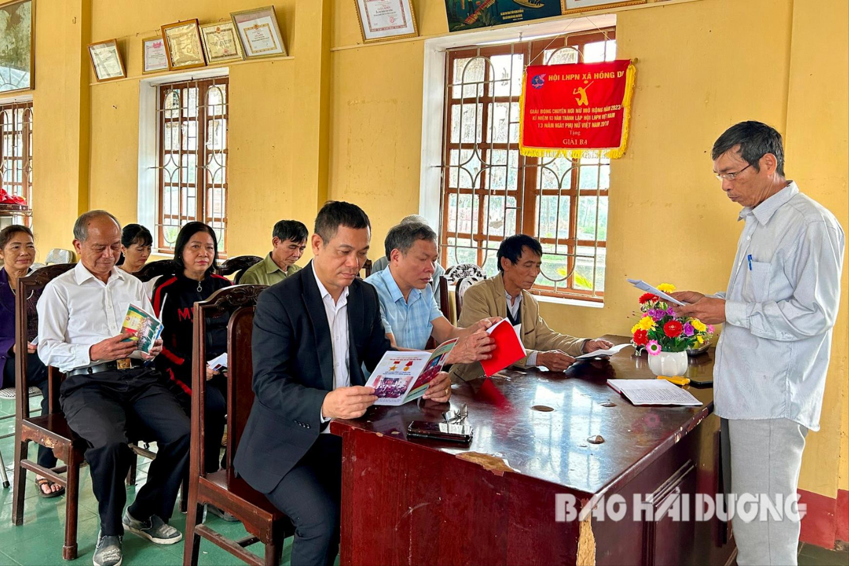 Chi bộ thôn Tam Tương, xã Hồng Dụ (Ninh Giang, Hải Dương) cập nhật thông tin qua tài liệu phục vụ sinh hoạt chi bộ và các đoàn thể