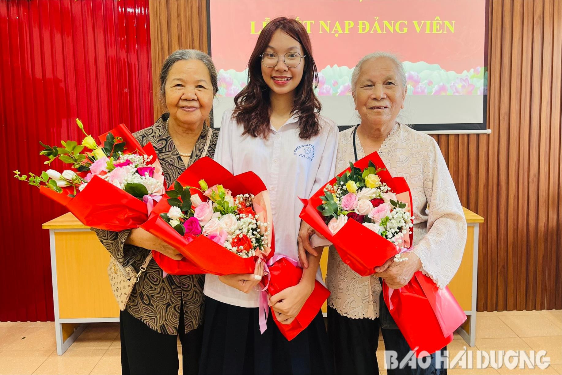 Em Nguyễn Thị Hồng Hương, đoạt giải nhì học sinh giỏi quốc gia THPT năm học 2023-2024 được bà nội (áo trắng) là đảng viên 65 năm tuổi Đảng đến chúc mừng trong ngày được kết nạp Đảng (ảnh cơ sở cung cấp)
