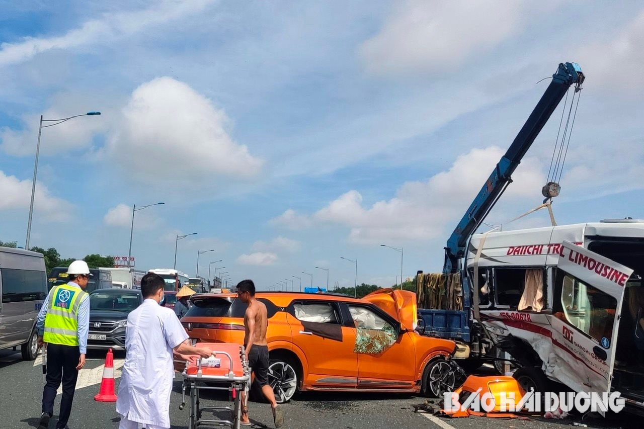 Lực lượng chức năng cứu người bị tai nạn giao thông tại cao tốc Hà Nội - Hải Phòng (ảnh bạn đọc cung cấp)