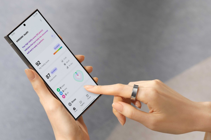 Người dùng đeo Galaxy Ring kiểm soát thông số qua ứng dụng Samsung Health. Ảnh: Samsung