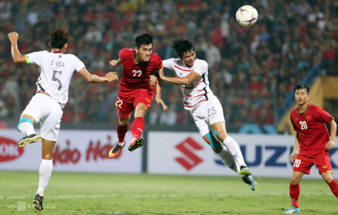 Nguyễn Tiến Linh (số 22) đánh đầu mở tỷ số trong trận Việt Nam thắng Campuchia 3-0 ở vòng bảng AFF Cup 2018. Ảnh: Đức Đồng