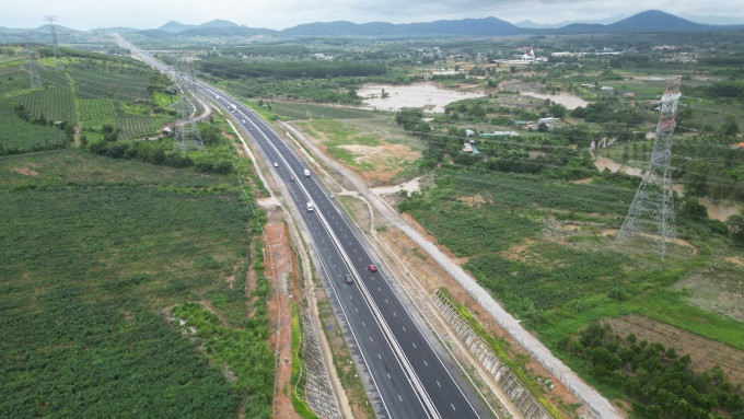 Cao tốc Dầu Giây - Phan Thiết đoạn qua xã Sông Phan, huyện Hàm Tân, tỉnh Bình Thuận. Ảnh: Việt Quốc