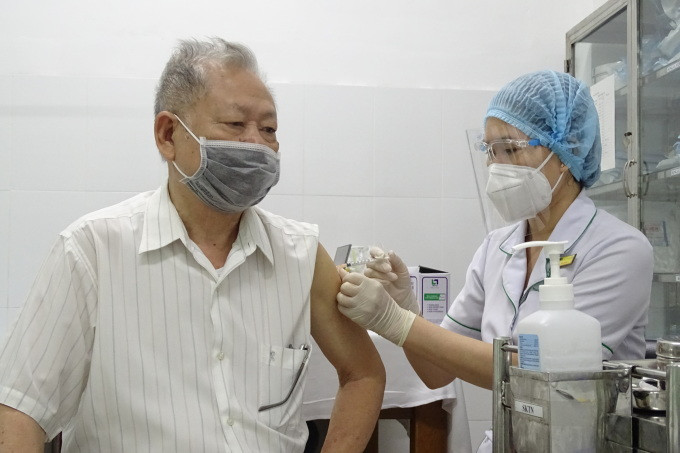 Người cao tuổi được tiêm vaccine trong đợt dịch Covid-19. Ảnh: Quỳnh Trần