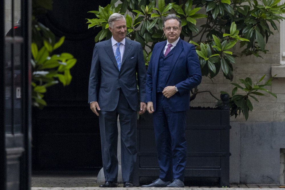 Vua Philippe (trái) và nhà lãnh đạo N-VA Bart De Wever. (Nguồn: Belga)