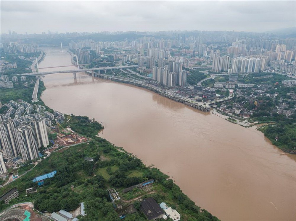 Mưa lớn đã xối xả trút xuống thành phố Trùng Khánh kể từ tối 10/7, khiến mực nước ở 15 con sông dâng cao trên mức báo động. (Nguồn: ImagineChina)