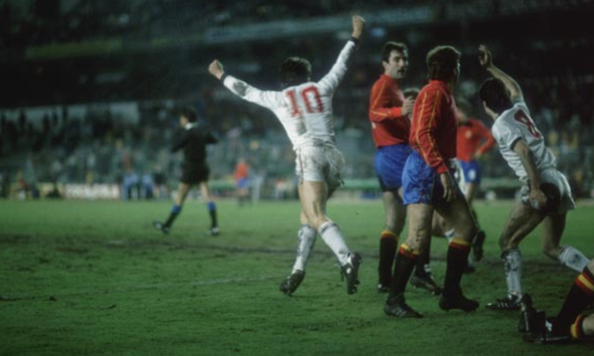 Gary Lineker (áo trắng, số 10) ghi 4 bàn vào lưới Tây Ban Nha năm 1987.