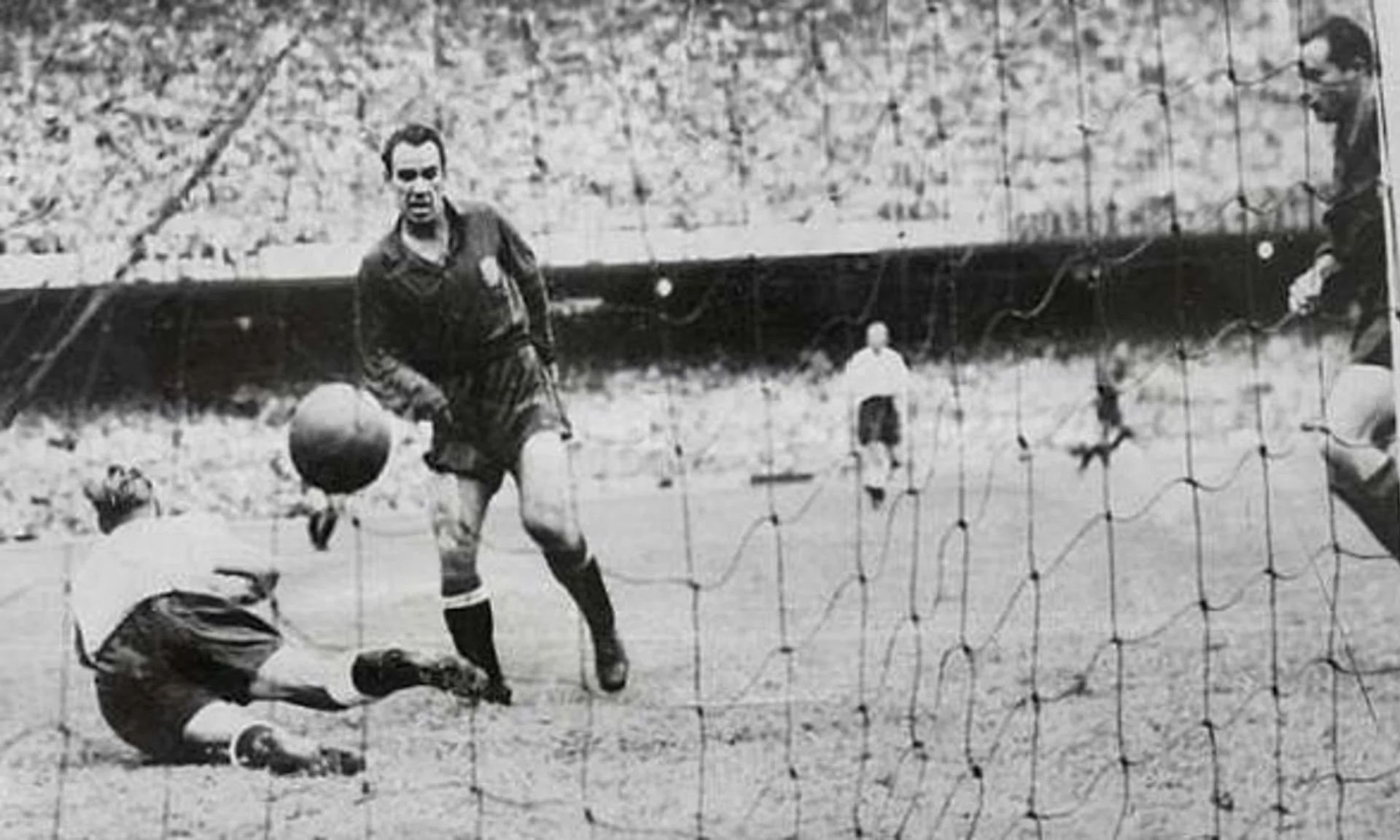 Telmo Zarra ghi bàn vào lưới tuyển Anh tại World Cup 1950.